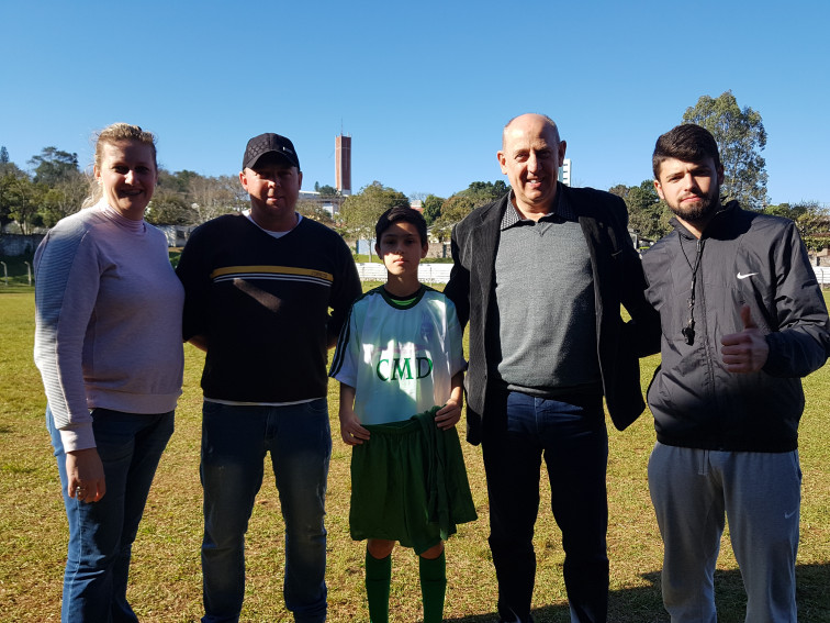 Prefeito entrega uniformes esportivos