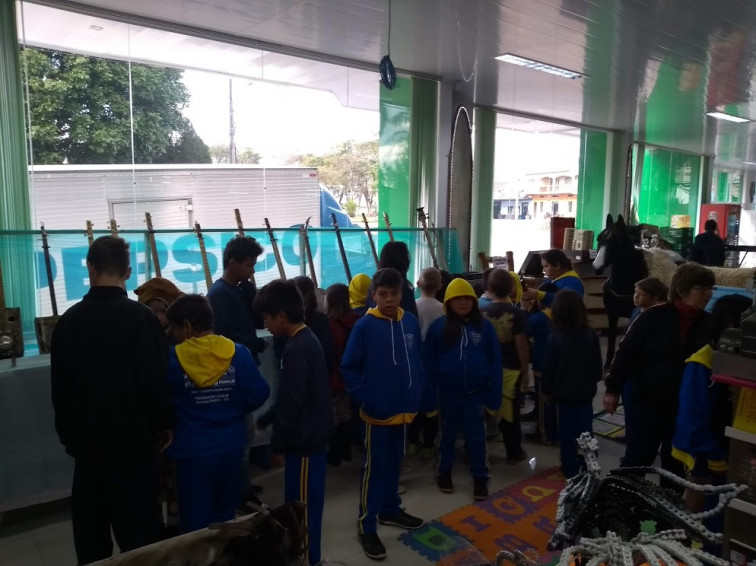 Alunos da AABB Comunidade visitam exposição de instrumentos musicais