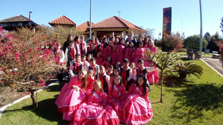 Invernada Artística Abrindo Fronteiras realizou apresentação em Iporã do Oeste/SC