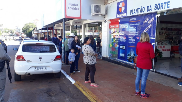 Servidores da Prefeitura orientam população em filas bancárias