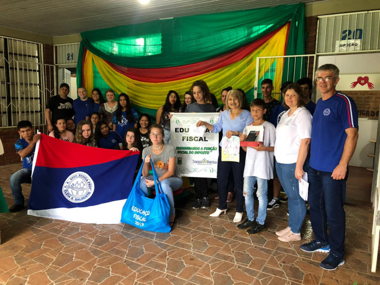 Administração municipal Premia Escolas participantes do Programa Educação Fiscal