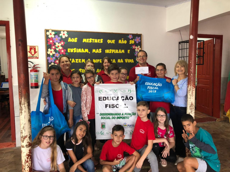 Administração municipal Premia Escolas participantes do Programa Educação Fiscal