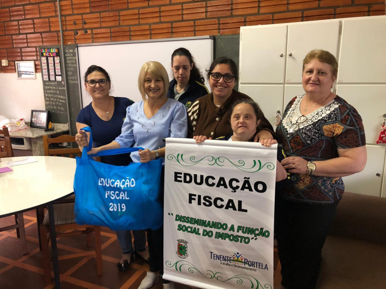 Administração municipal Premia Escolas participantes do Programa Educação Fiscal