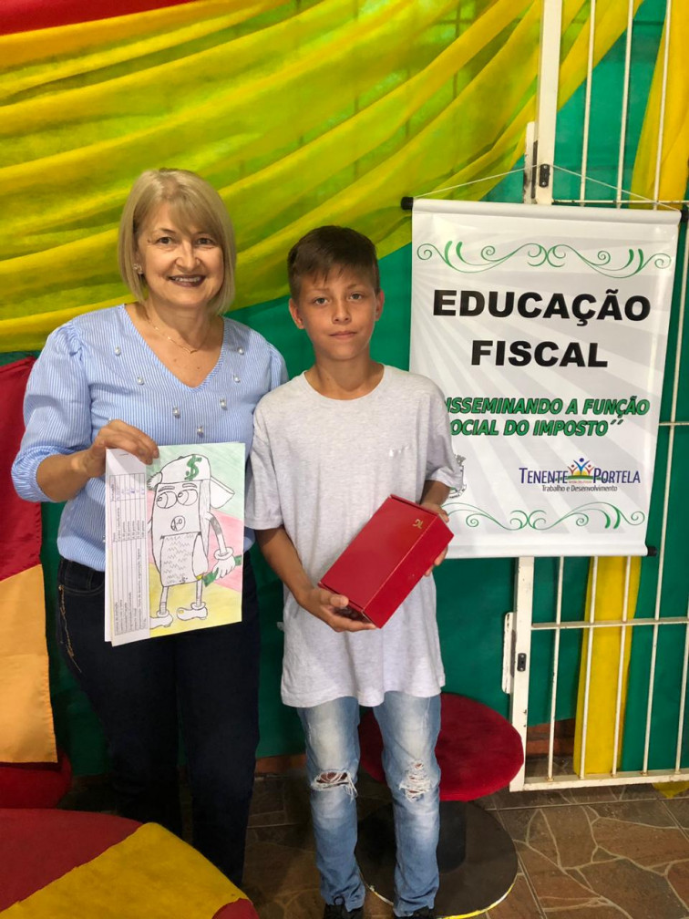 Administração municipal Premia Escolas participantes do Programa Educação Fiscal