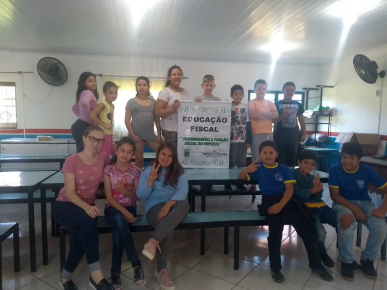 Administração municipal Premia Escolas participantes do Programa Educação Fiscal