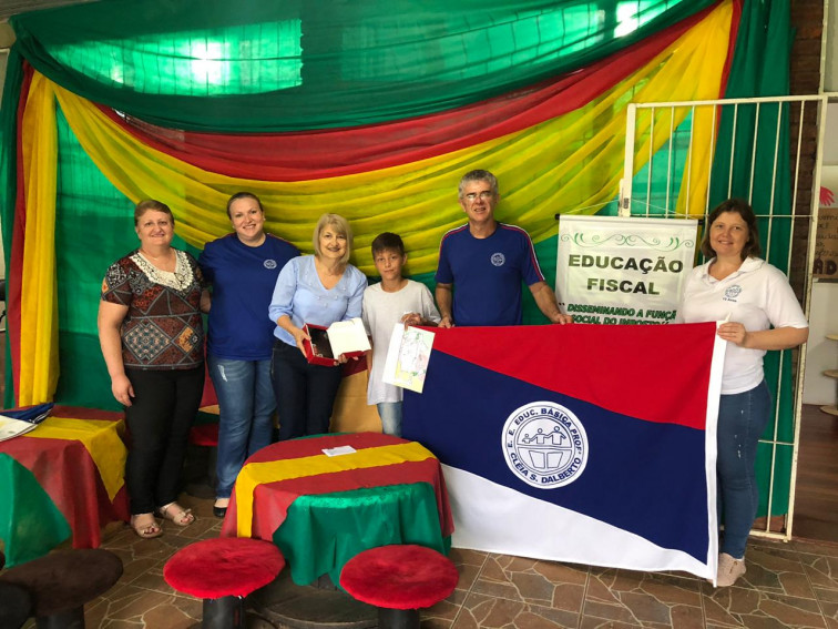 Administração municipal Premia Escolas participantes do Programa Educação Fiscal