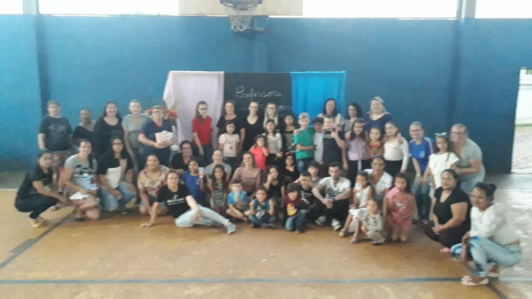 Pais e alunos da Escola Municipal Arcelino Soares Bueno realizam homenagem ao Dia do Professor