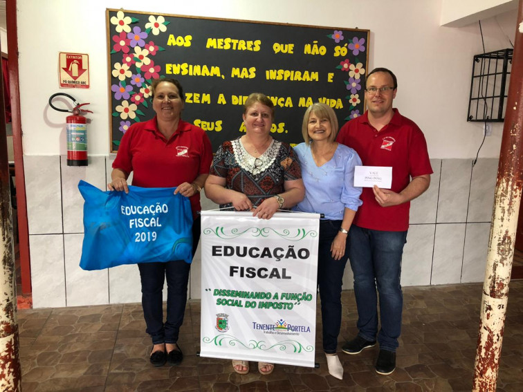 Administração municipal Premia Escolas participantes do Programa Educação Fiscal