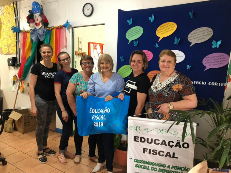 Administração municipal Premia Escolas participantes do Programa Educação Fiscal