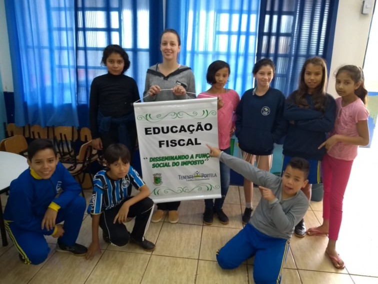 Alunos do 5º ano da Escola Municipal Tenente Portela participam de planos de aula com temas relacionados à Educação Fiscal