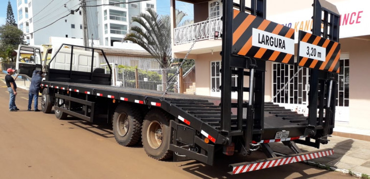 Município equipa caminhão para transporte de máquinas pesadas
