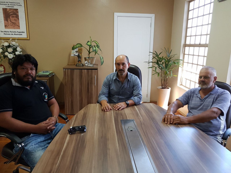 Vereador de Redentora  Derli Bento  visita gabinete do Prefeito 