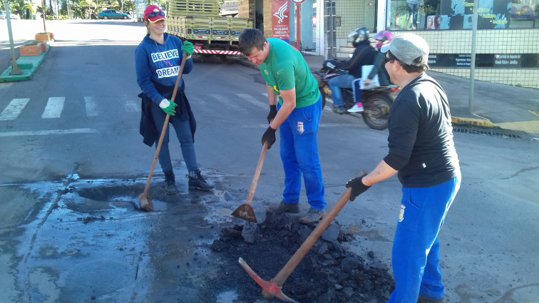 Prefeitura inicia operação tapa buraco em ruas da cidade 
