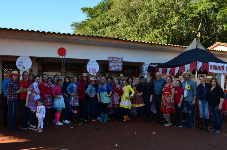 Escolas Municipais Festejam São João
