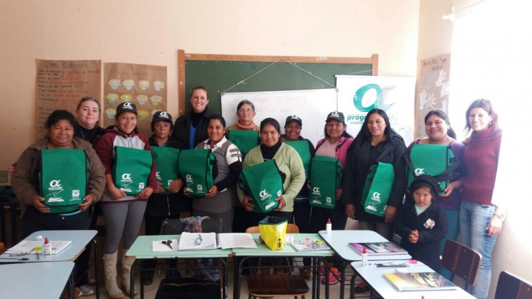 Alunos do Programa ALFA  recebem Material Escolar 